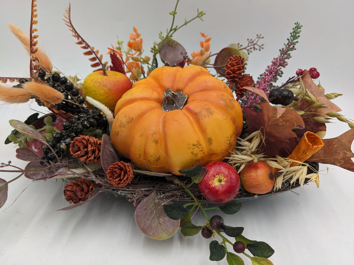 Herbstgesteck Kürbis Zapfen Äpfel orange
