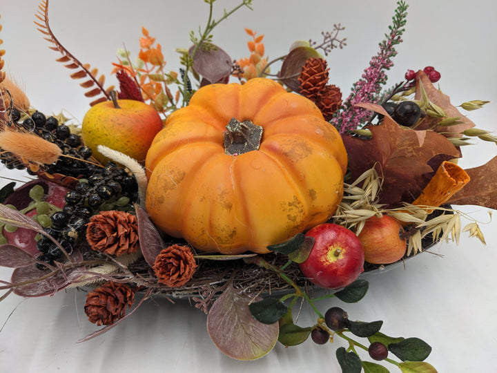 Herbstgesteck Kürbis Zapfen Äpfel orange