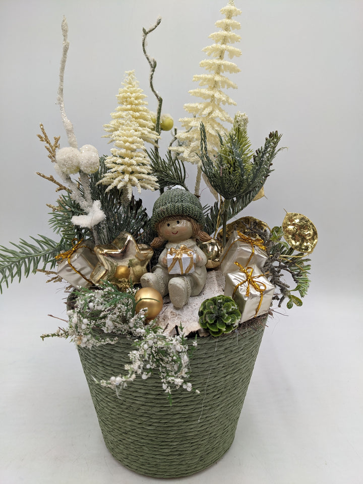 Weihnachtsgesteck Mädchen Bäume gold grün