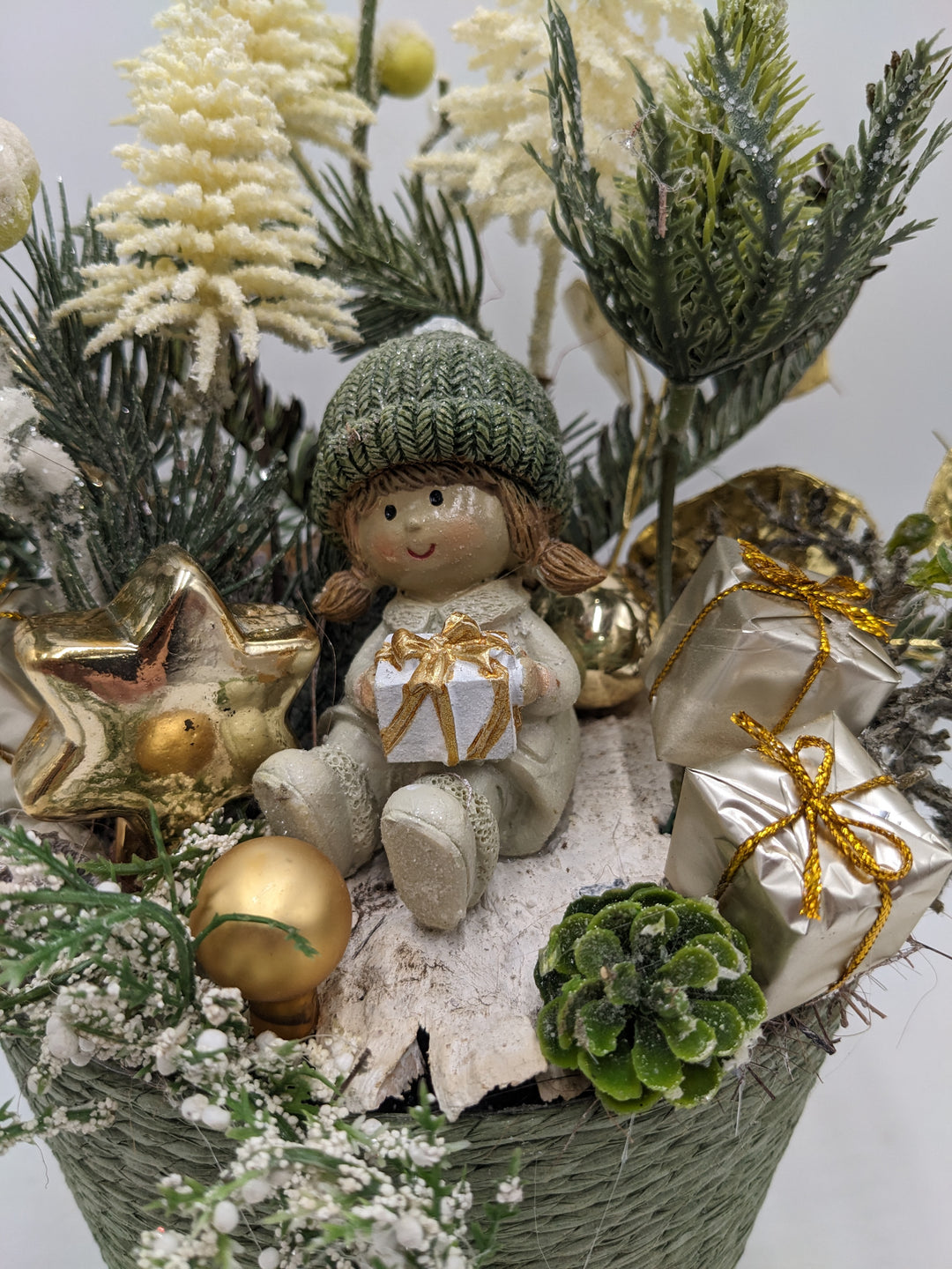 Weihnachtsgesteck Mädchen Bäume gold grün