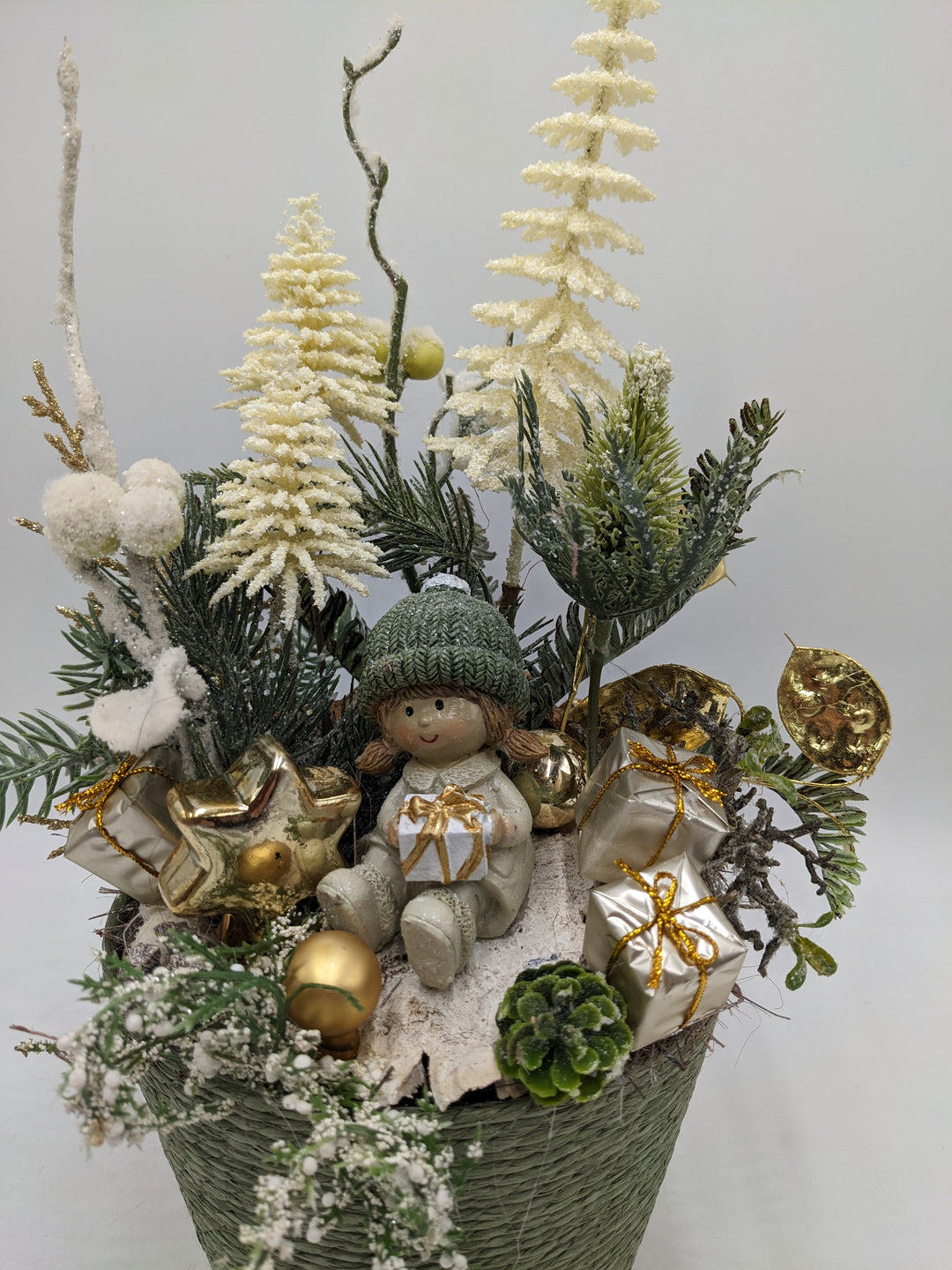 Weihnachtsgesteck Mädchen Bäume gold grün