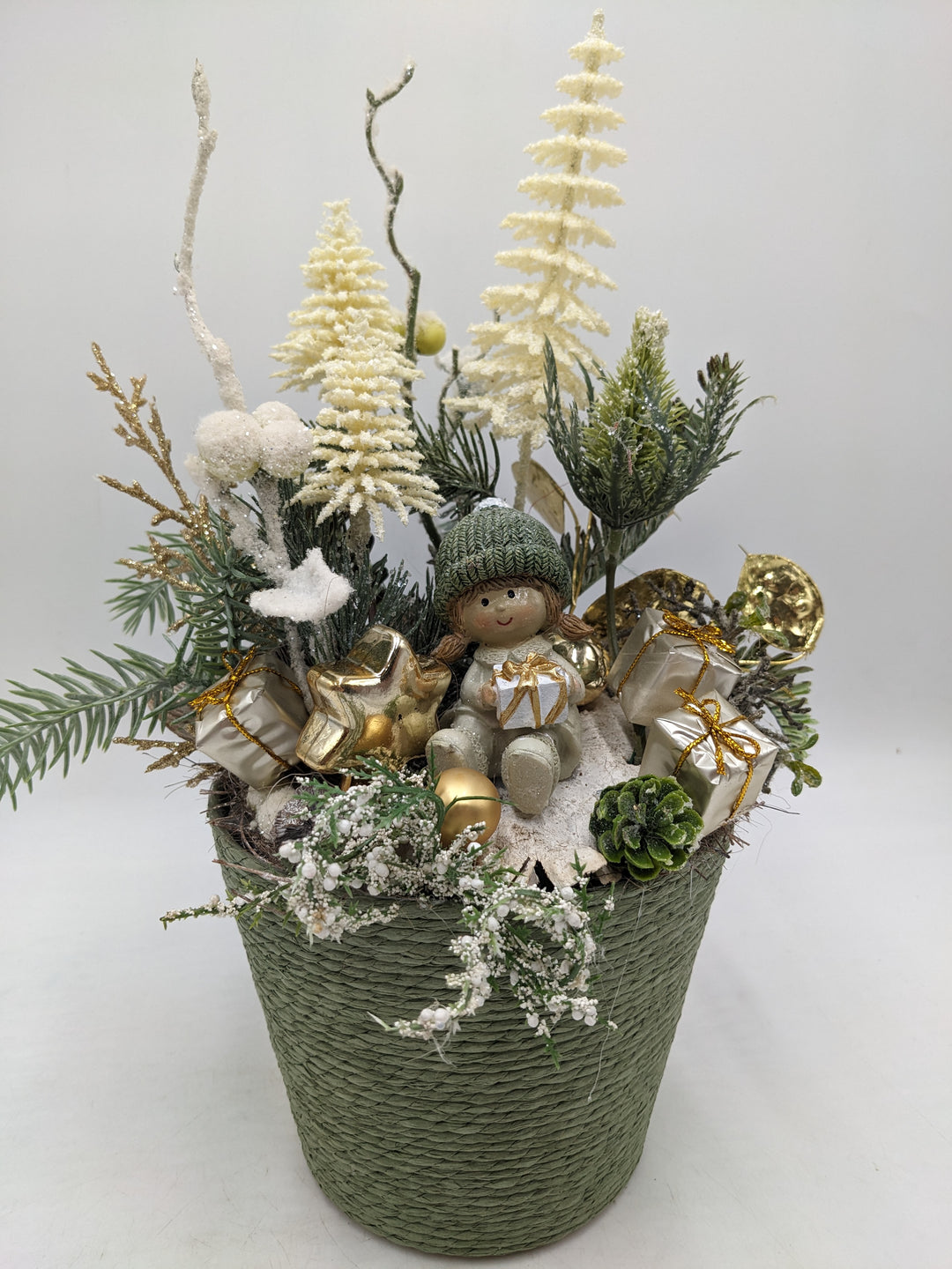 Weihnachtsgesteck Mädchen Bäume gold grün