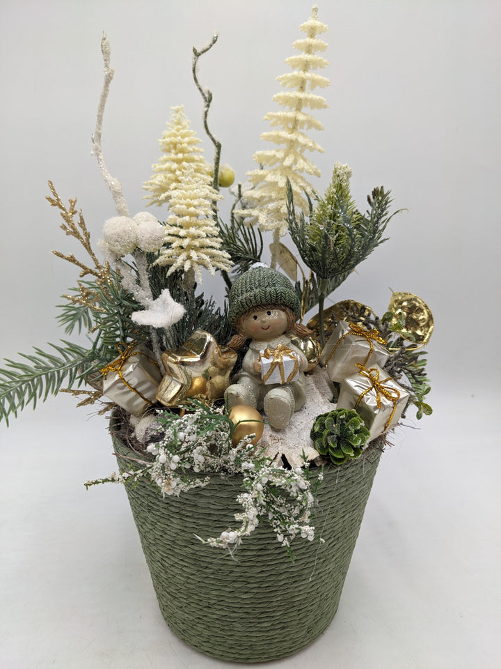 Weihnachtsgesteck Mädchen Bäume gold grün