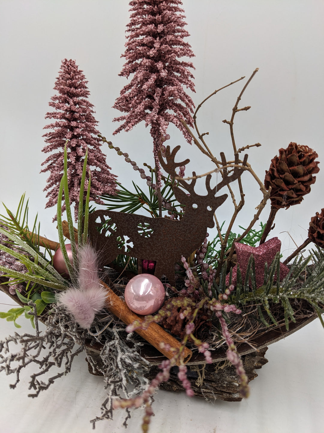 Wintergesteck Hirsch Bäume Zapfen rost rosa