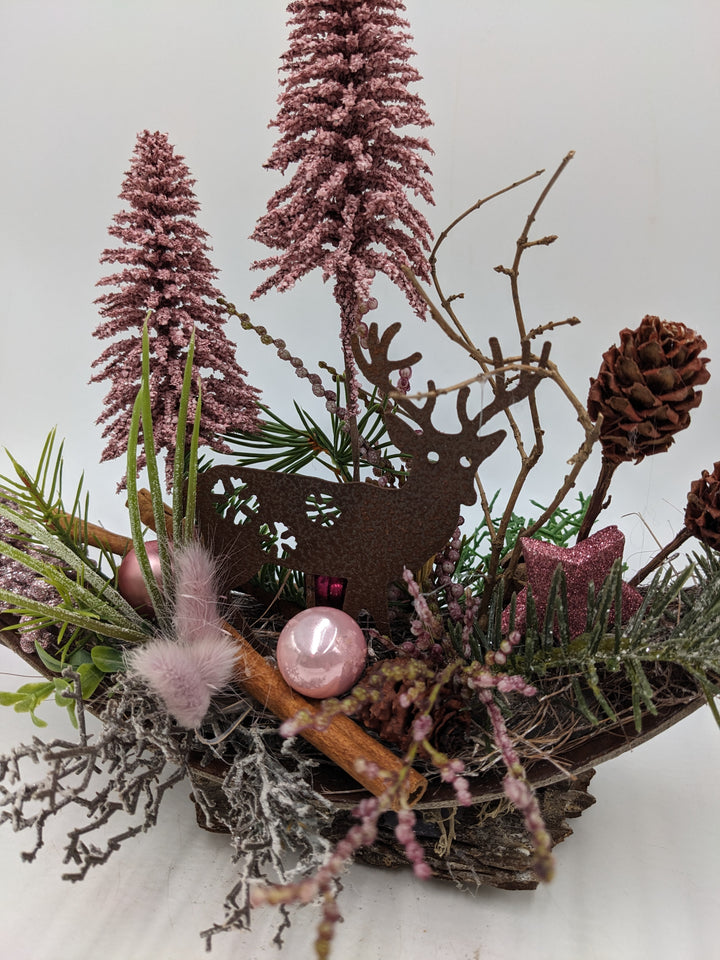 Wintergesteck Hirsch Bäume Zapfen rost rosa