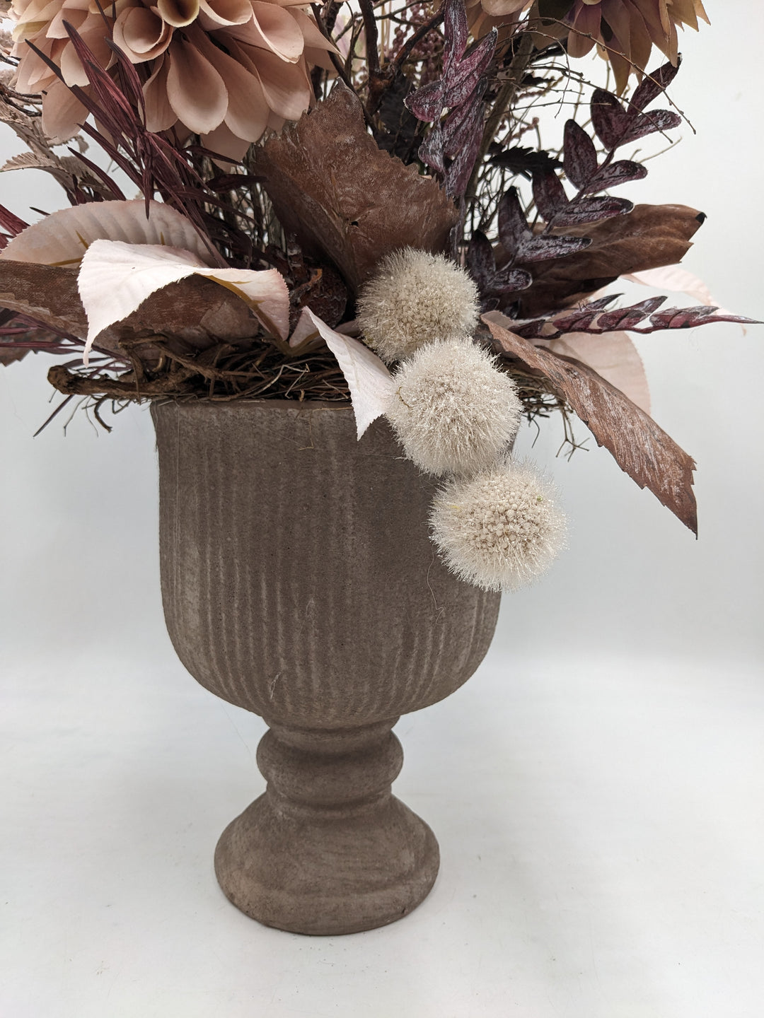 Herbstgesteck Dahlien Gräser rose