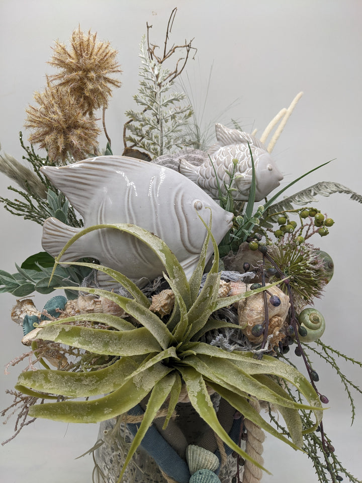 Sommergesteck Fisch Gräser maritim silber