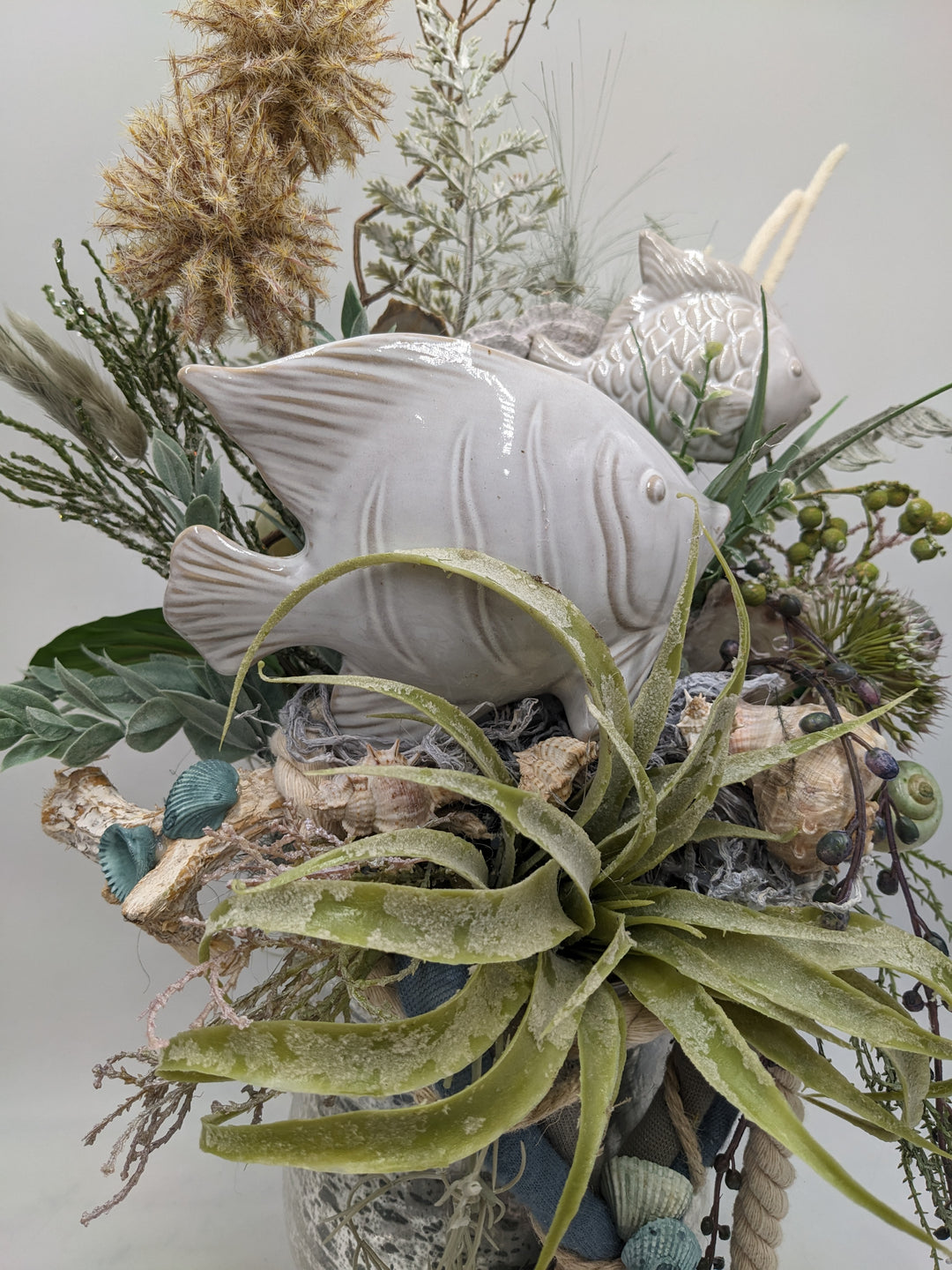 Sommergesteck Fisch Gräser maritim silber