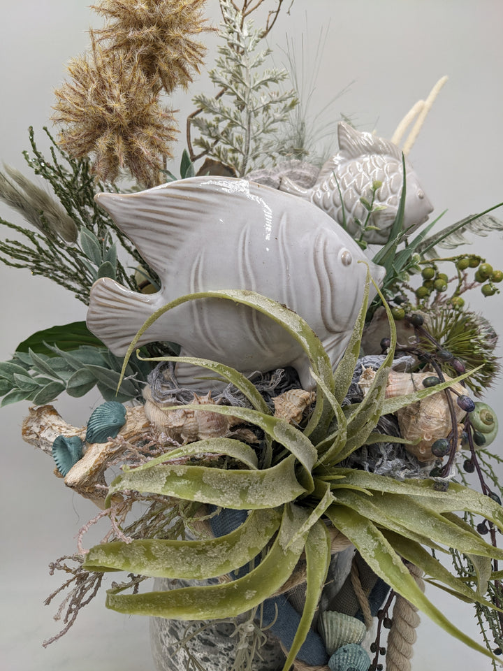 Sommergesteck Fisch Gräser maritim silber