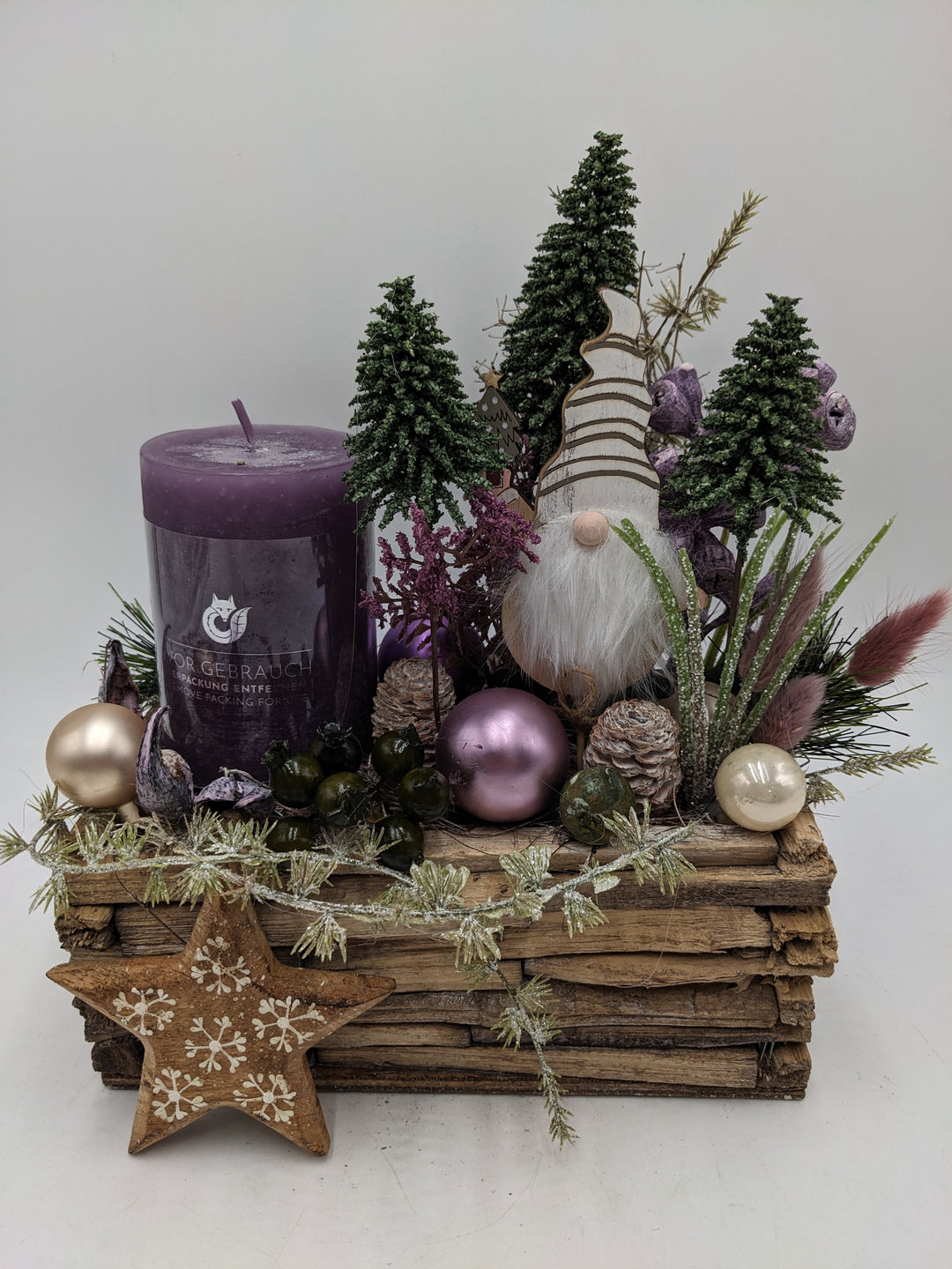 Weihnachtsgesteck Bäume Wichtel Stern lila