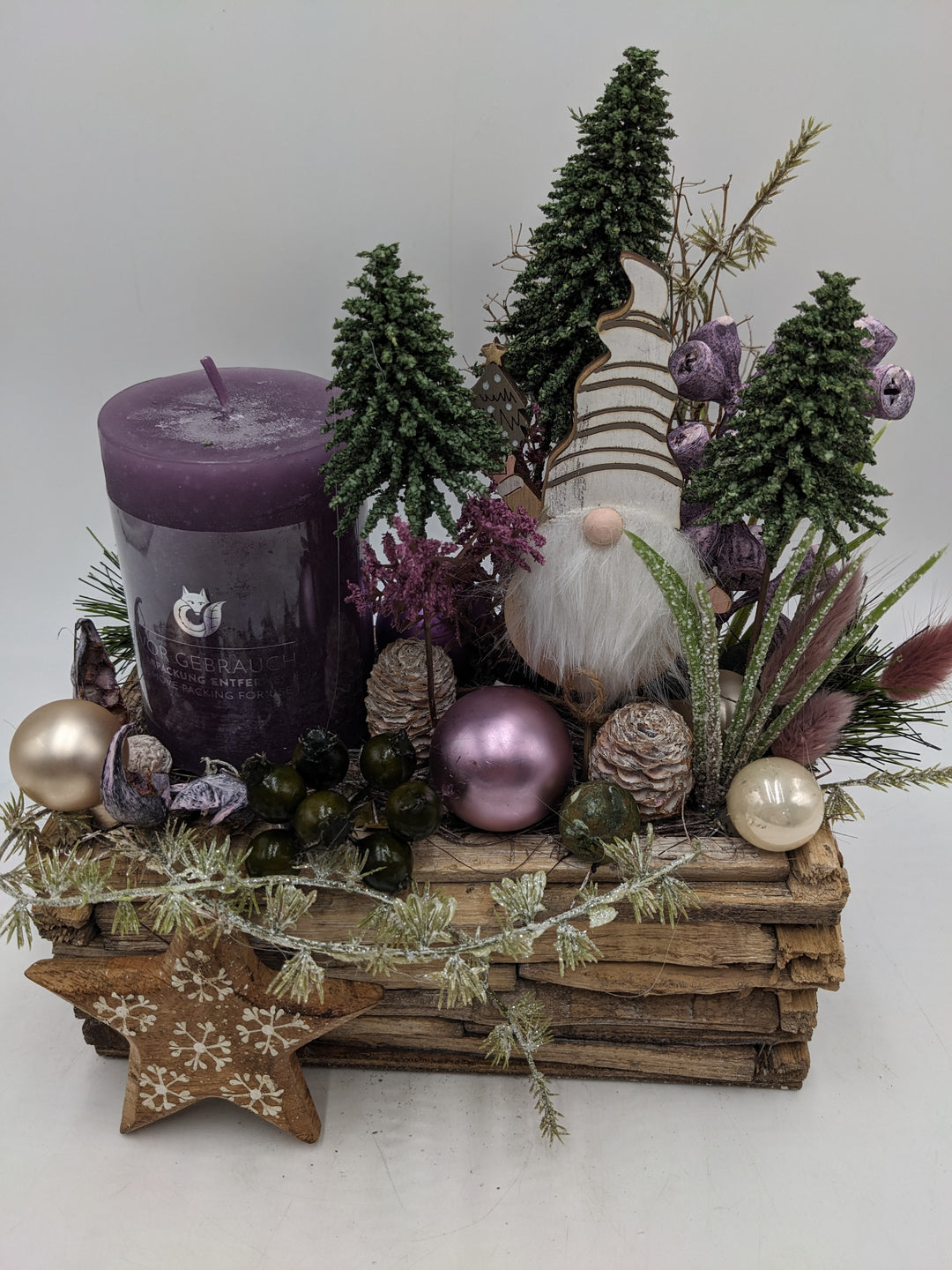 Weihnachtsgesteck Bäume Wichtel Stern lila