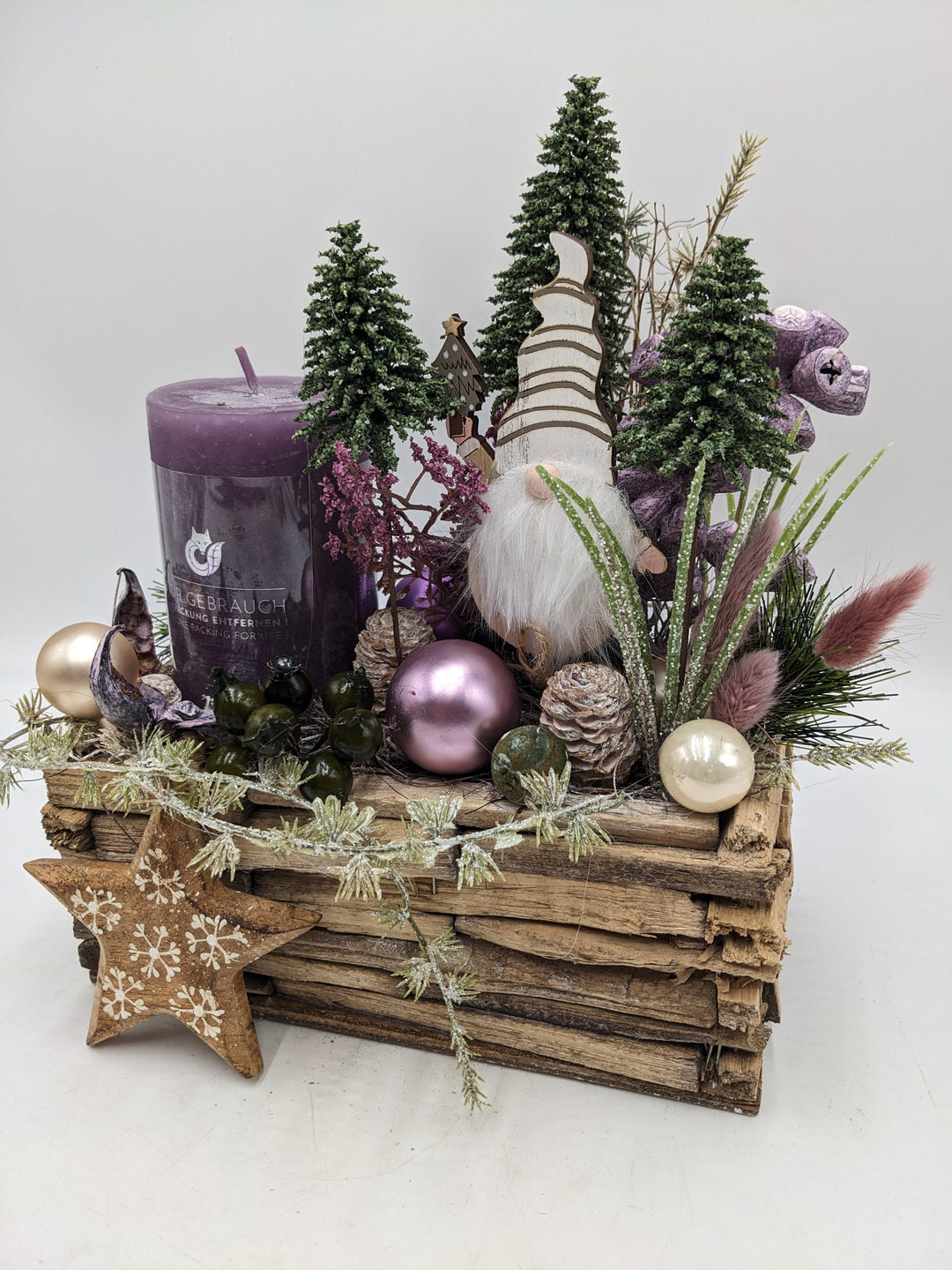 Weihnachtsgesteck Bäume Wichtel Stern lila