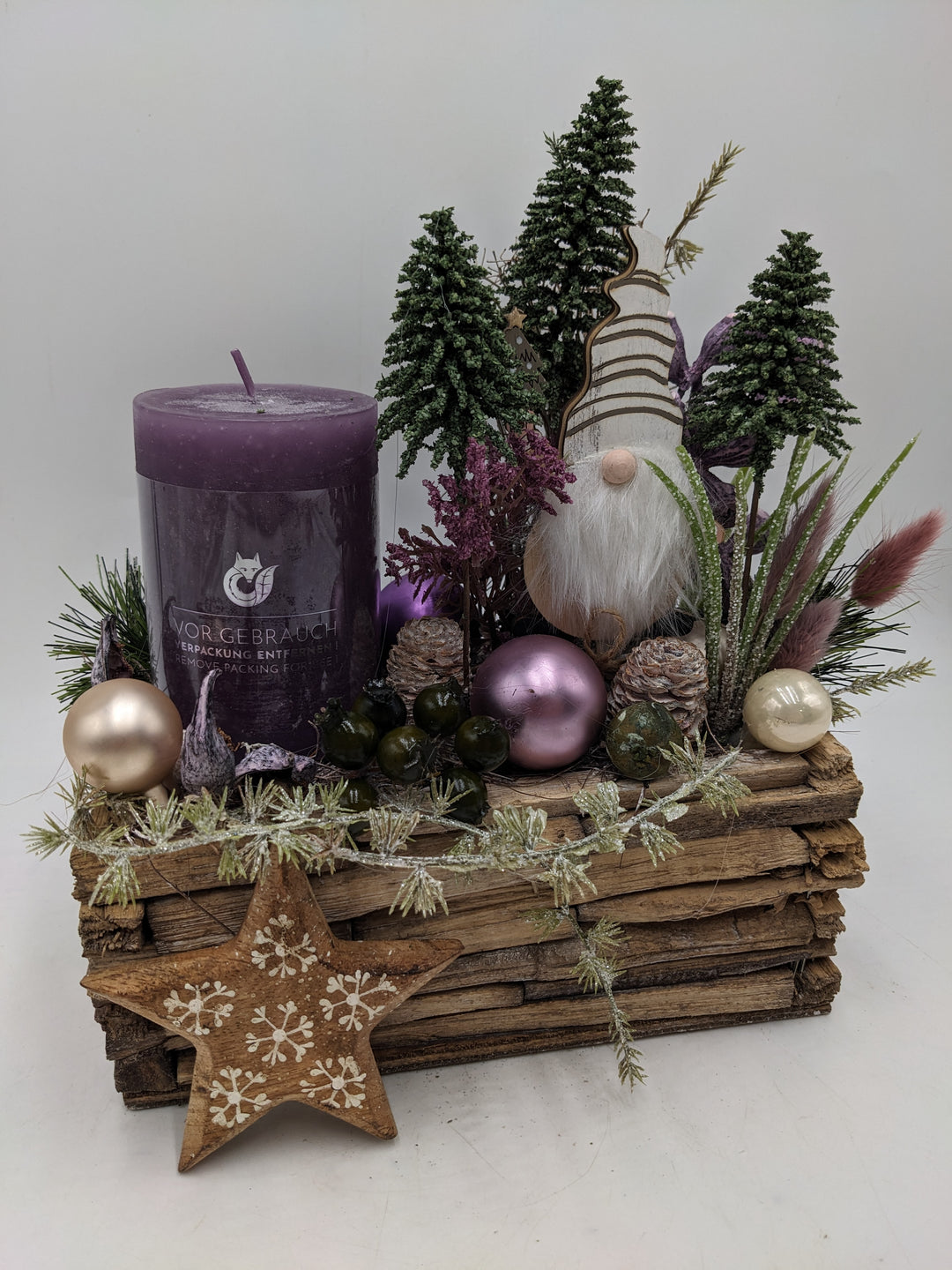 Weihnachtsgesteck Bäume Wichtel Stern lila