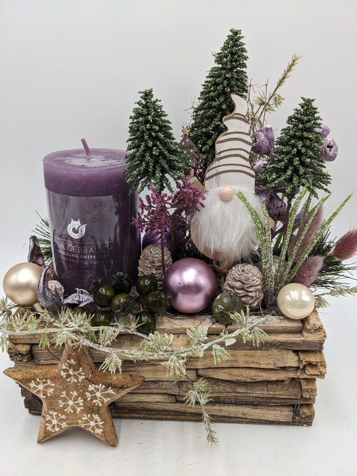 Weihnachtsgesteck Bäume Wichtel Stern lila