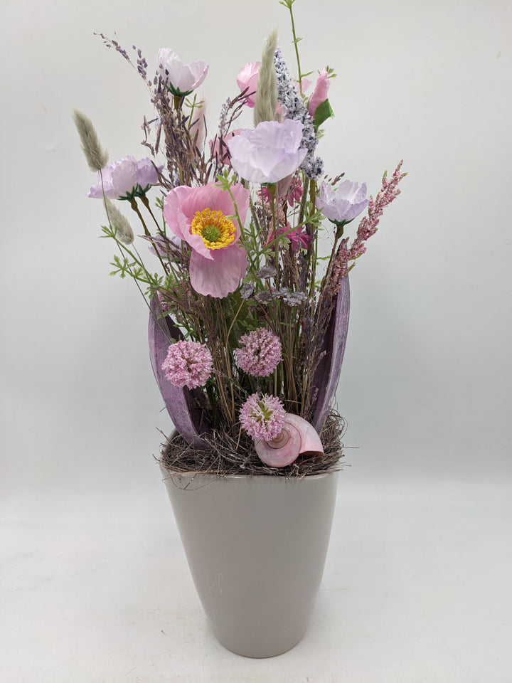 Frühlingsgesteck Gräser Schnecken rosa lila