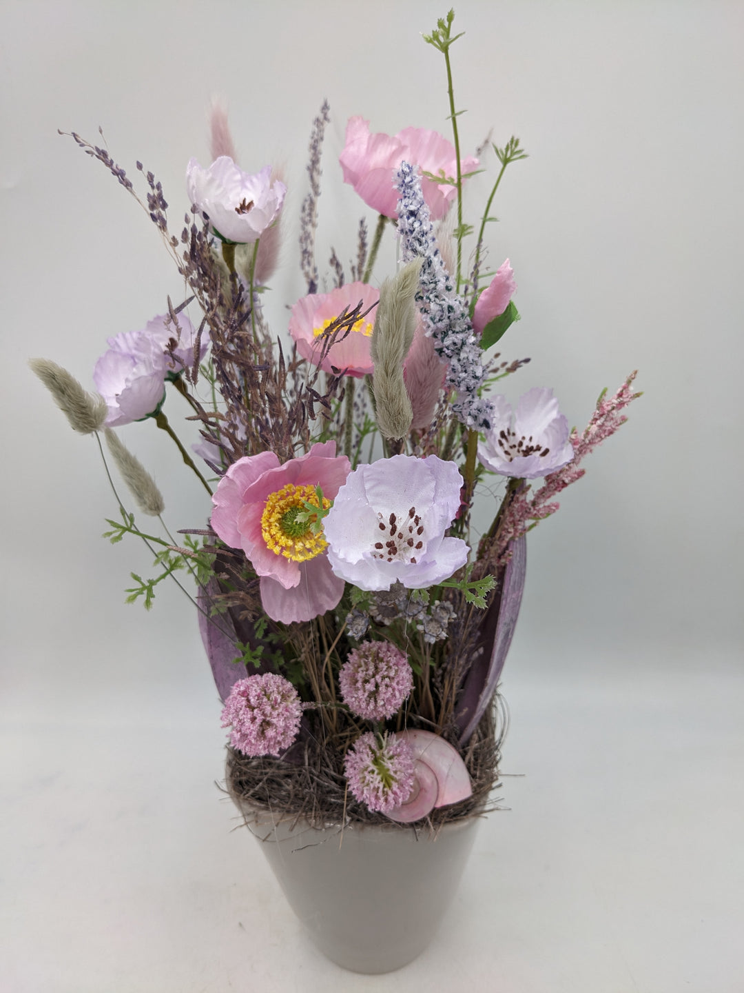 Frühlingsgesteck Gräser Schnecken rosa lila