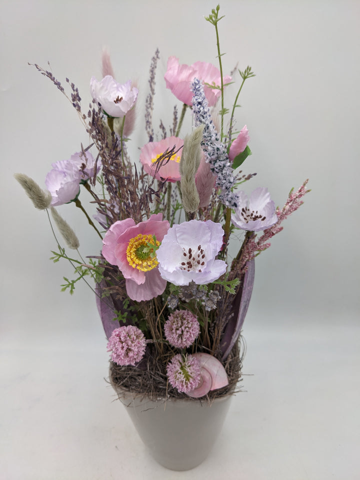 Frühlingsgesteck Gräser Schnecken rosa lila