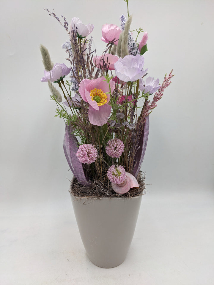 Frühlingsgesteck Gräser Schnecken rosa lila