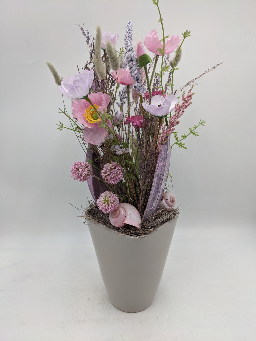 Frühlingsgesteck Gräser Schnecken rosa lila