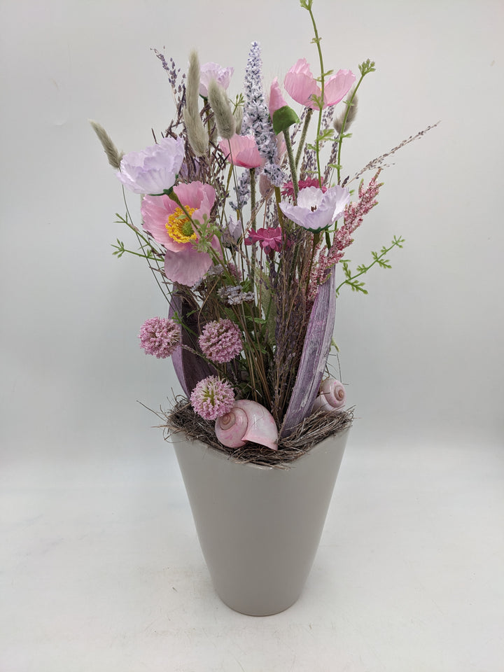 Frühlingsgesteck Gräser Schnecken rosa lila