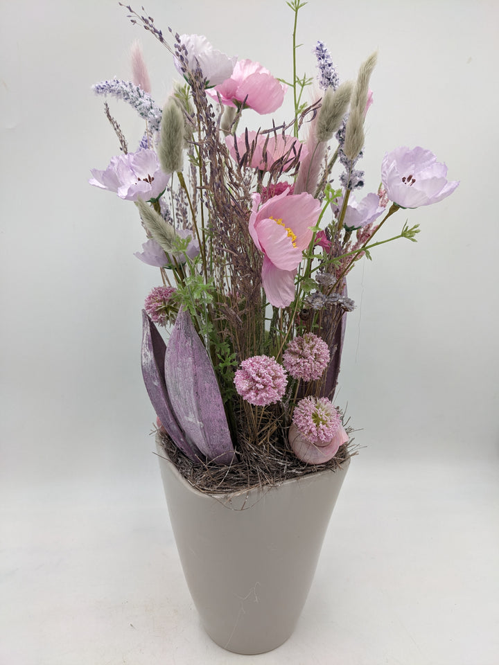 Frühlingsgesteck Gräser Schnecken rosa lila