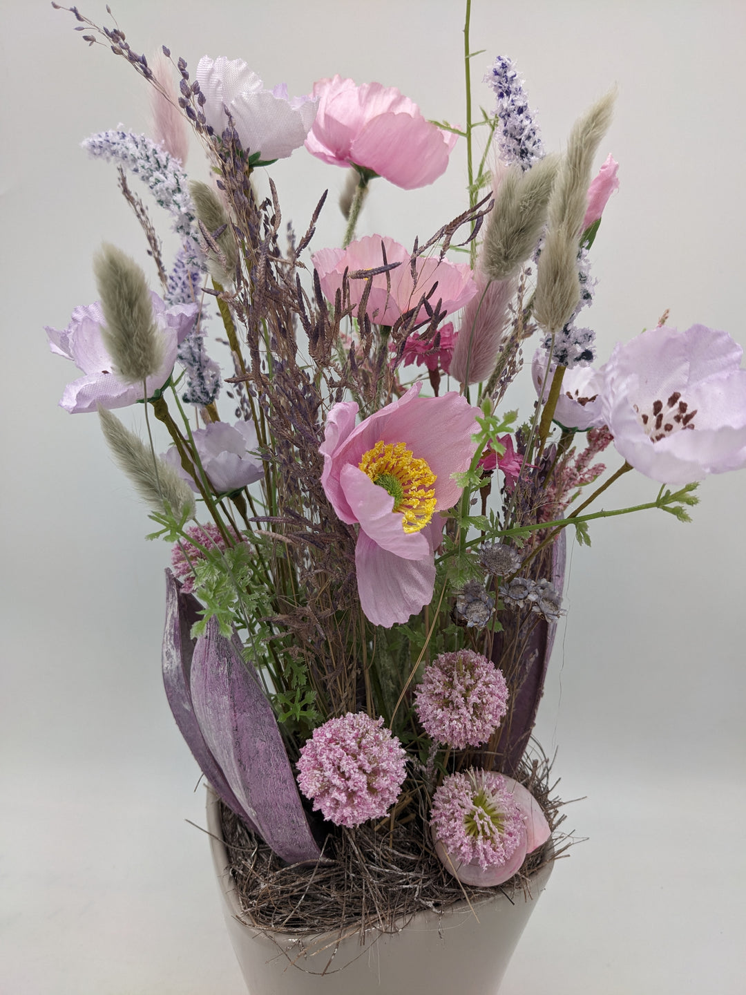 Frühlingsgesteck Gräser Schnecken rosa lila