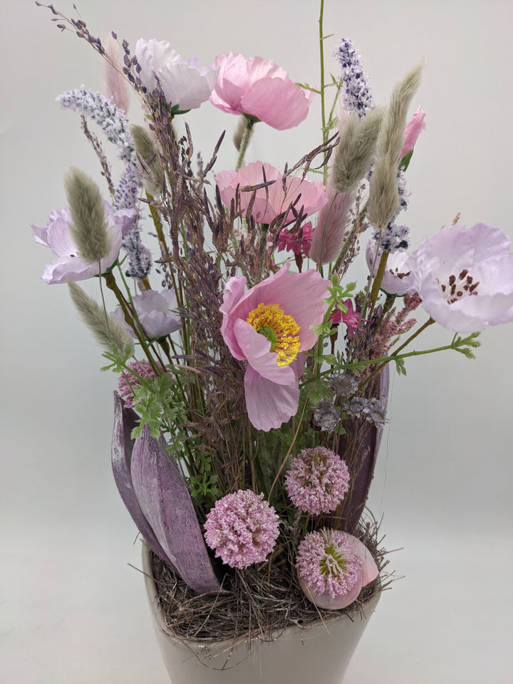 Frühlingsgesteck Gräser Schnecken rosa lila