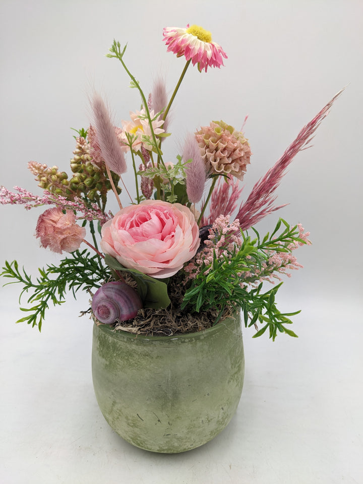 Frühlingsgesteck Ranunkel Gräser rosa