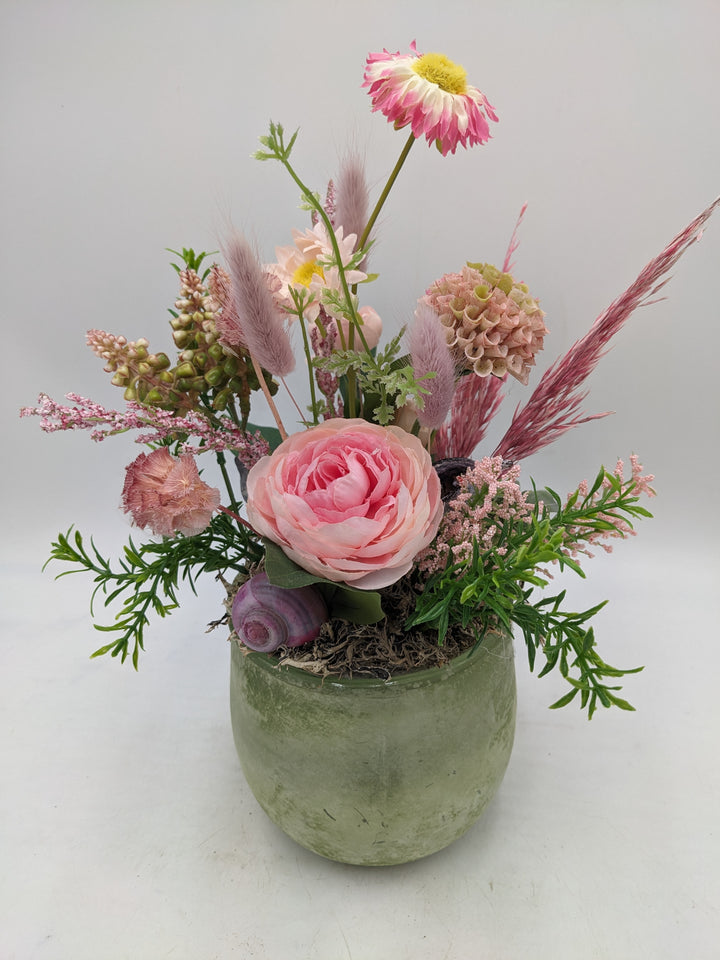Frühlingsgesteck Ranunkel Gräser rosa