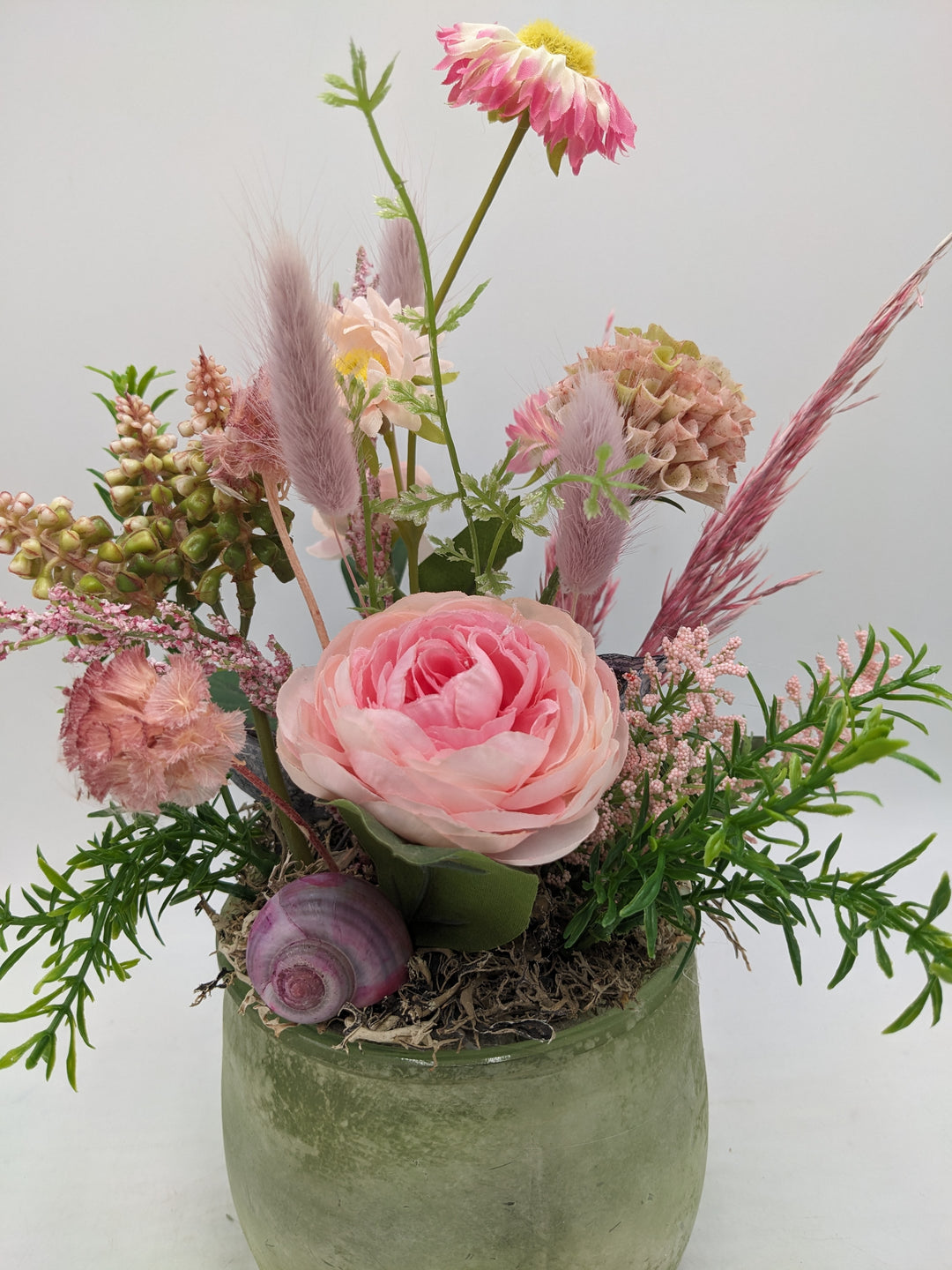 Frühlingsgesteck Ranunkel Gräser rosa