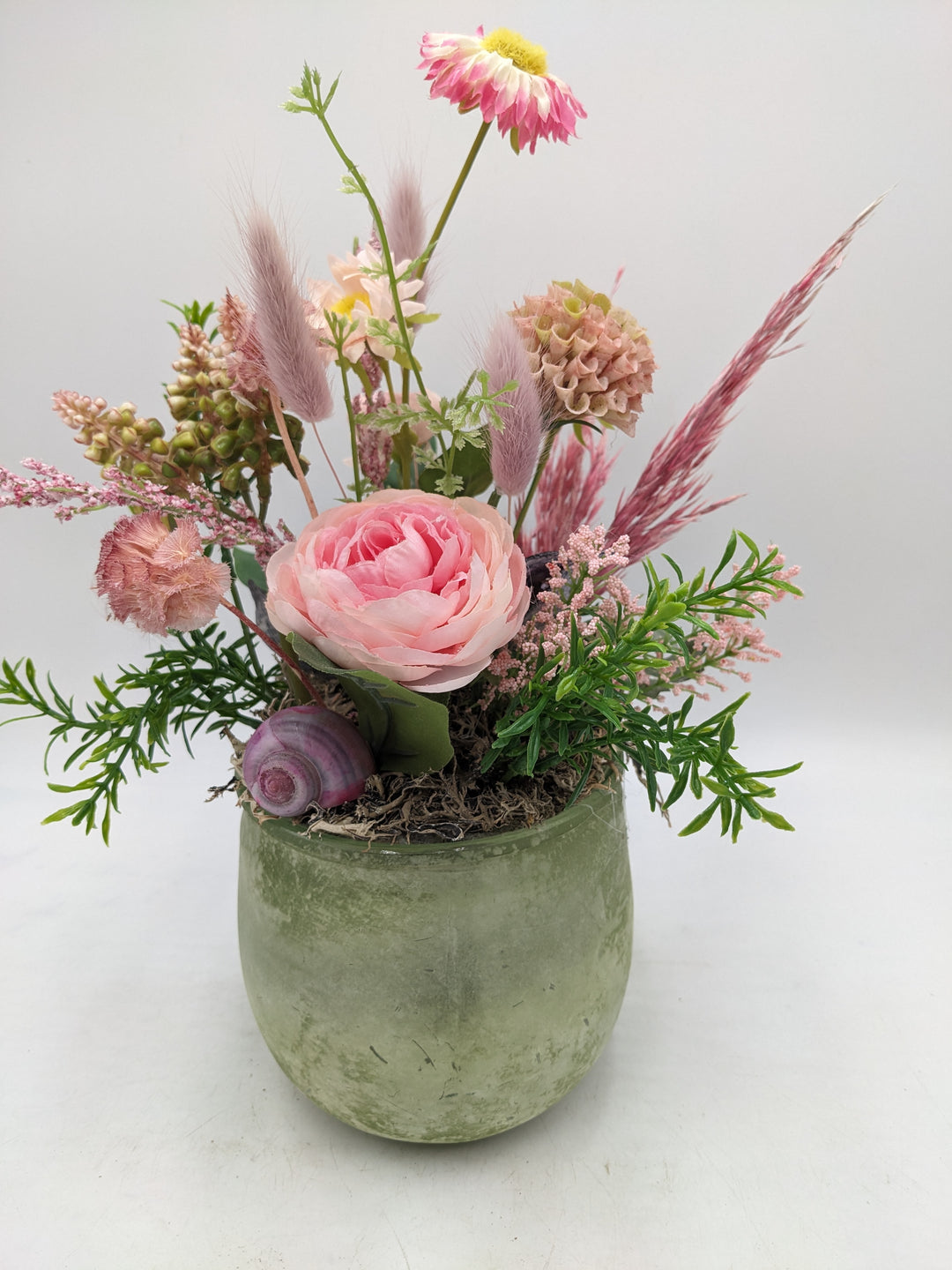 Frühlingsgesteck Ranunkel Gräser rosa