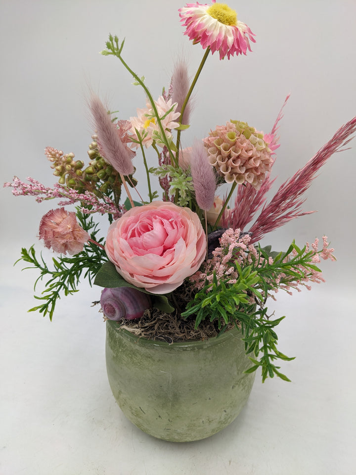 Frühlingsgesteck Ranunkel Gräser rosa