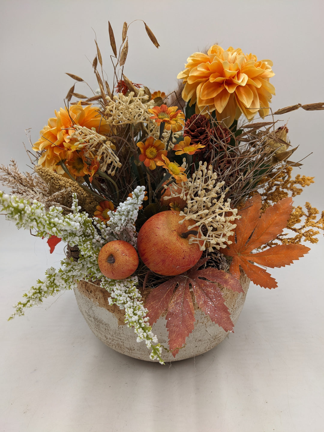 Herbstgesteck Gräser Dahlien orange