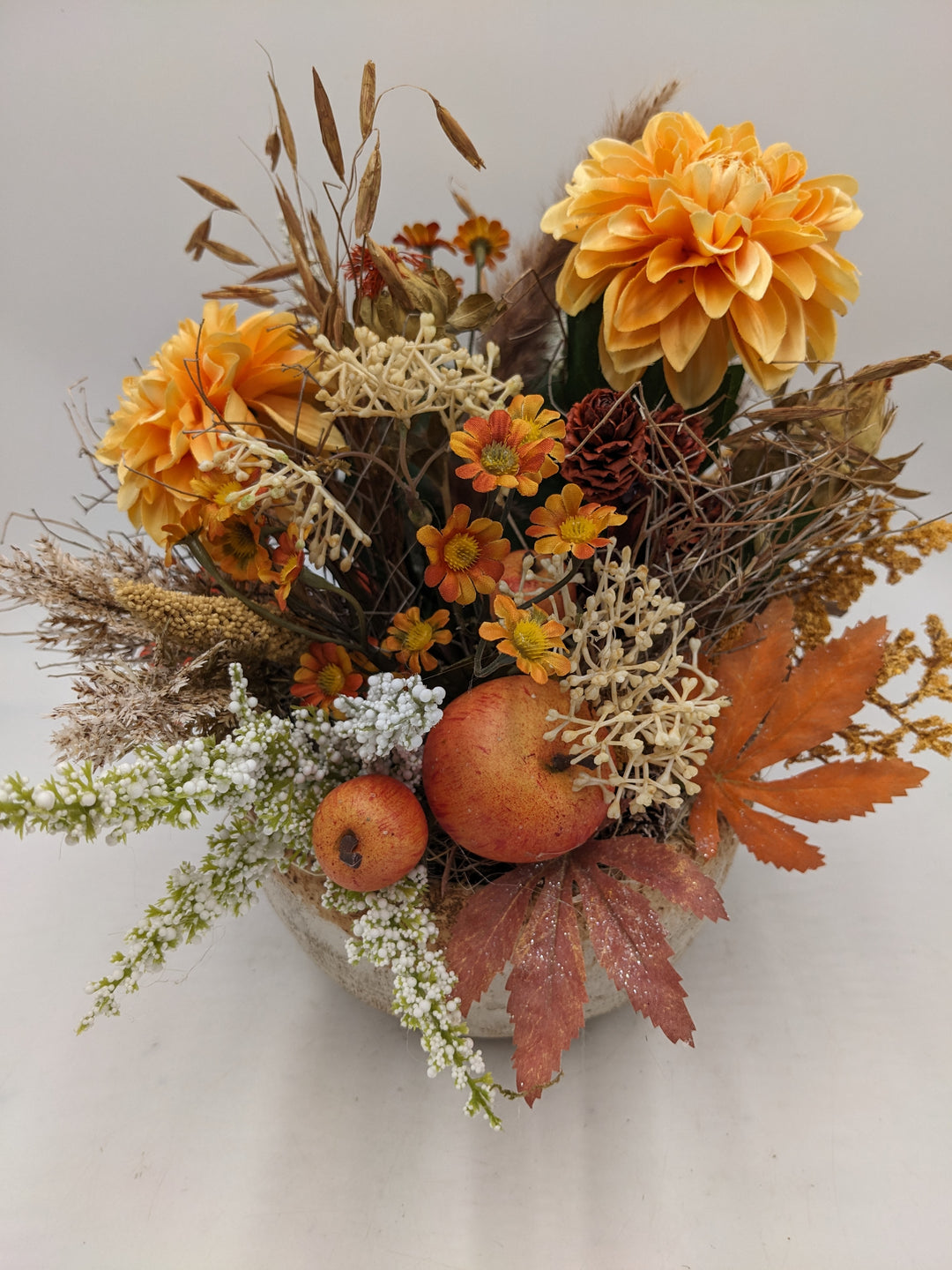Herbstgesteck Gräser Dahlien orange