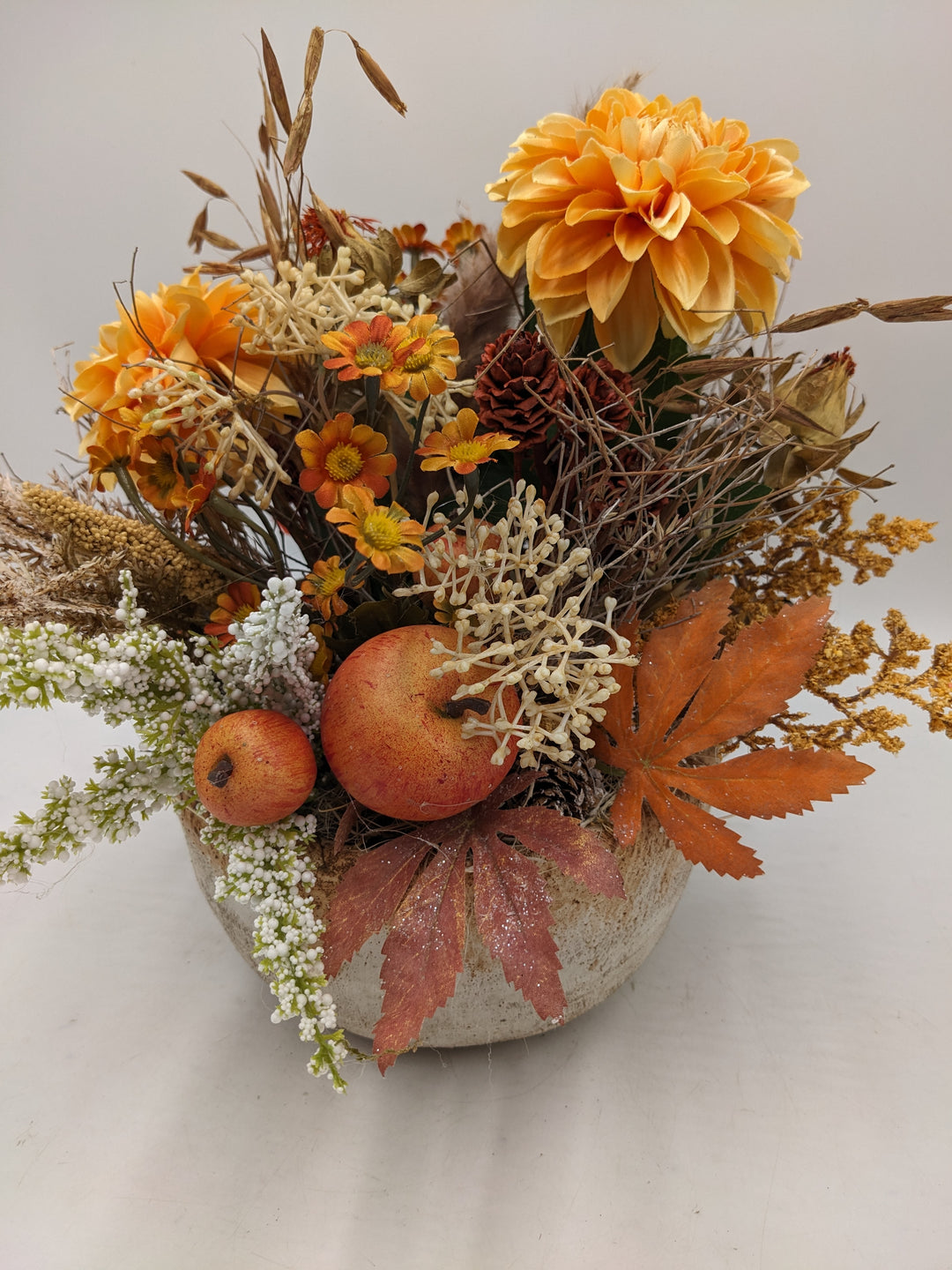 Herbstgesteck Gräser Dahlien orange
