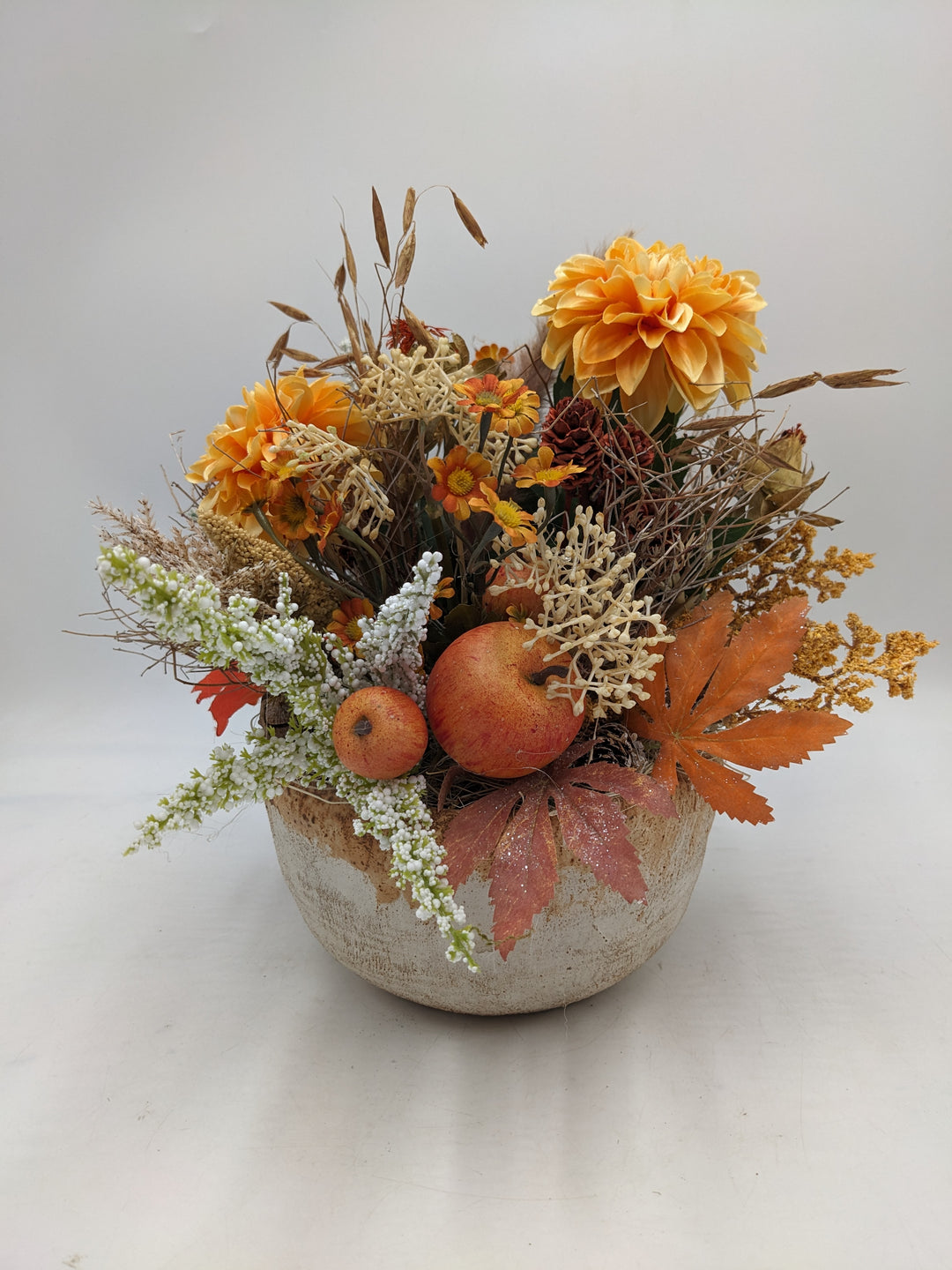 Herbstgesteck Gräser Dahlien orange