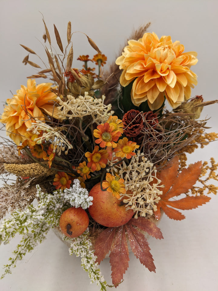 Herbstgesteck Gräser Dahlien orange