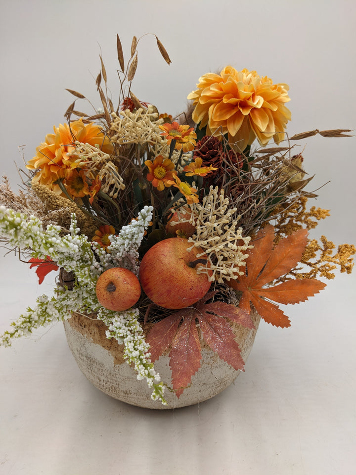 Herbstgesteck Gräser Dahlien orange