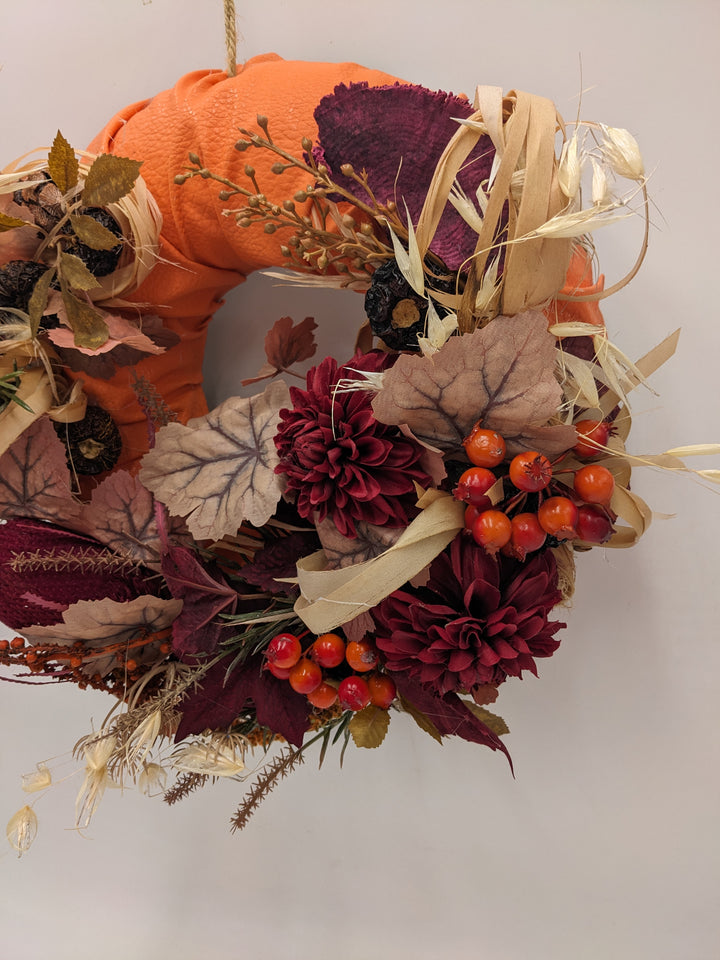 Türkranz Herbst Beeren Laub Gräser orange rot