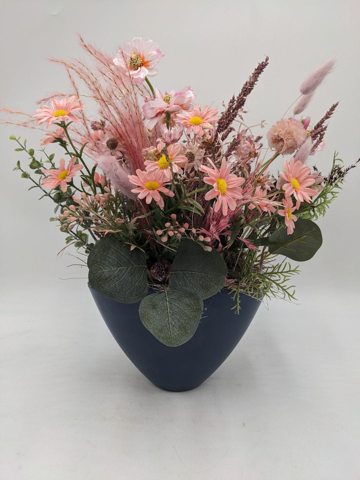 Sommergesteck Wiesenblumen Gräser blau rosa