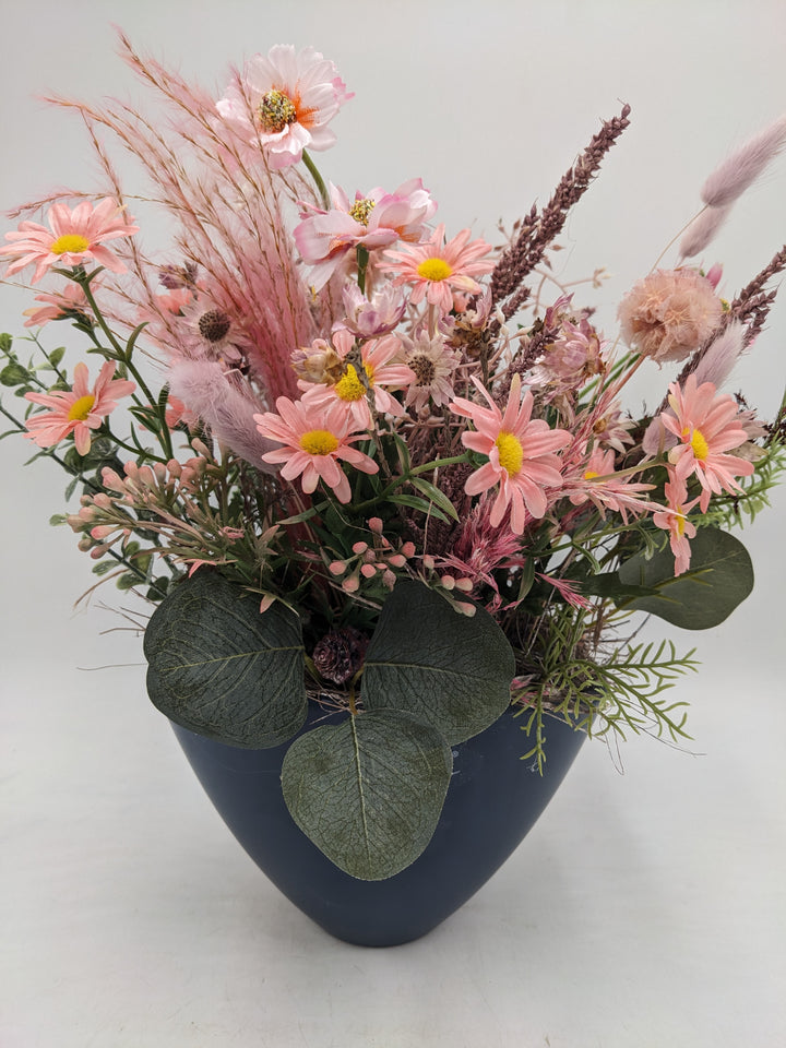Sommergesteck Wiesenblumen Gräser blau rosa