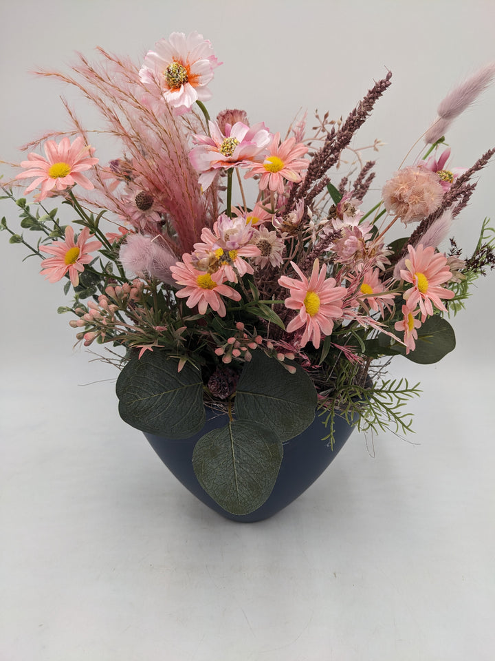 Sommergesteck Wiesenblumen Gräser blau rosa