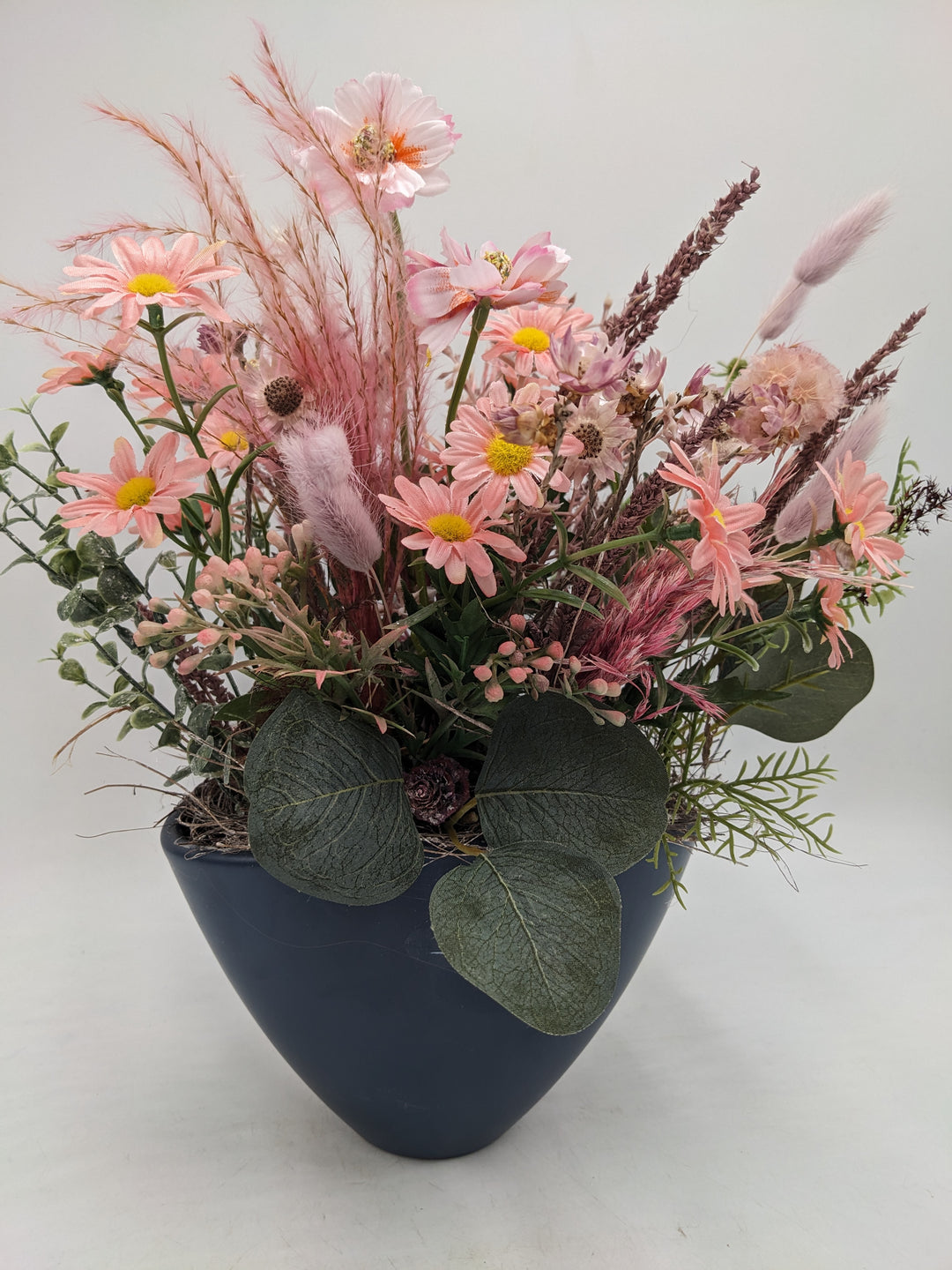 Sommergesteck Wiesenblumen Gräser blau rosa