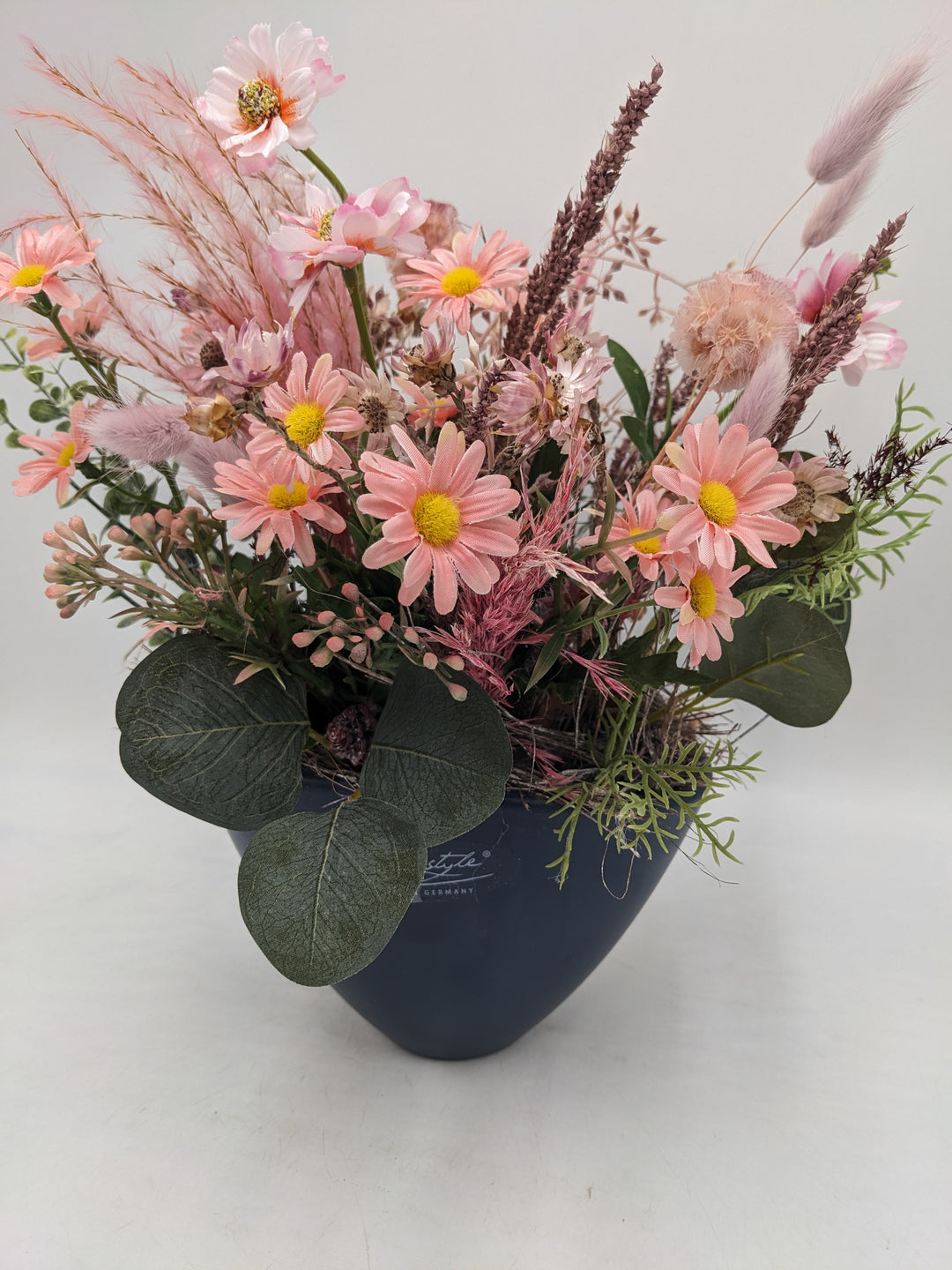Sommergesteck Wiesenblumen Gräser blau rosa