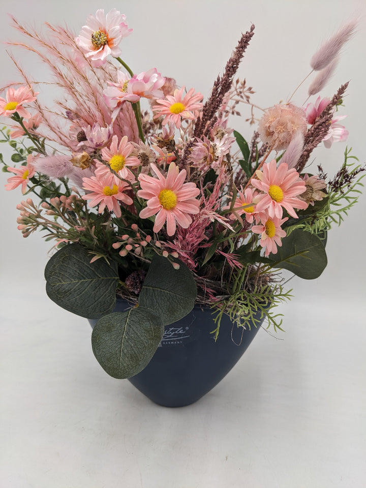 Sommergesteck Wiesenblumen Gräser blau rosa