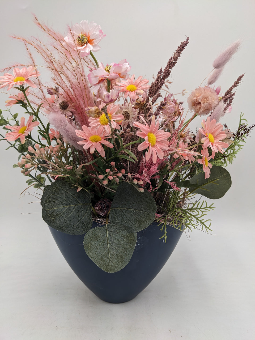 Sommergesteck Wiesenblumen Gräser blau rosa