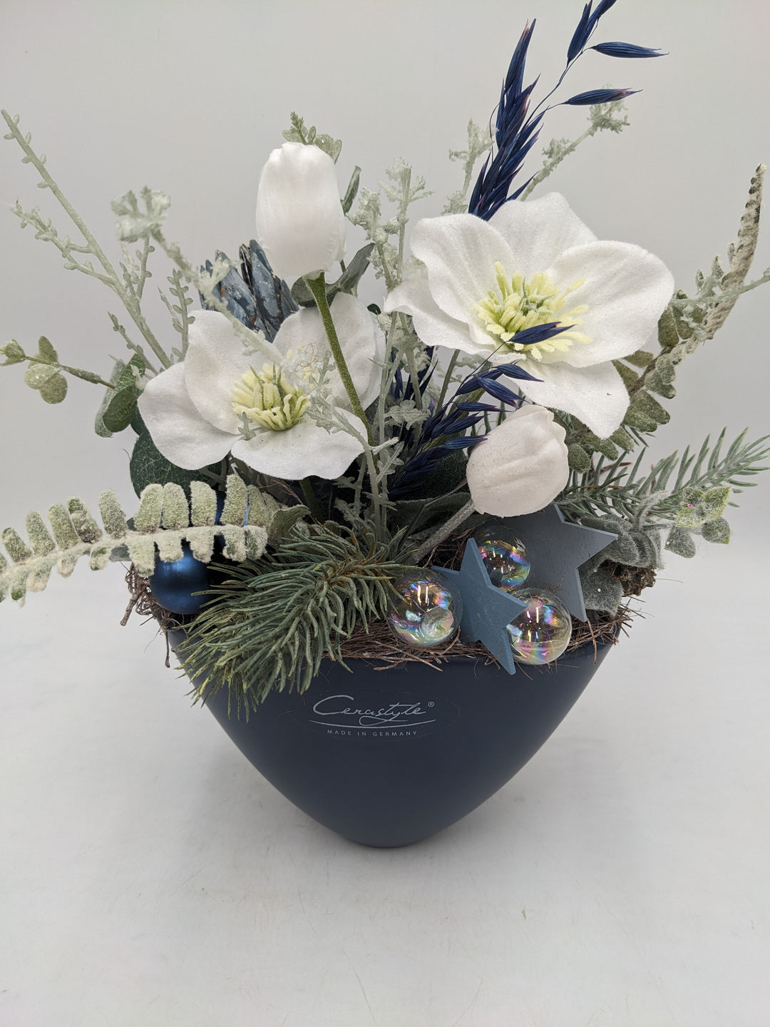 Wintergesteck Christrose Gräser blau weiss