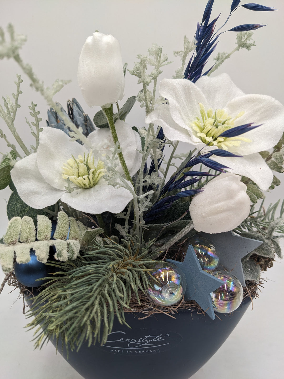 Wintergesteck Christrose Gräser blau weiss