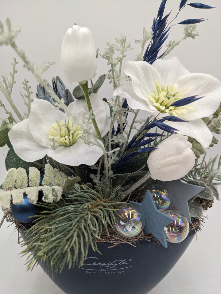 Wintergesteck Christrose Gräser blau weiss