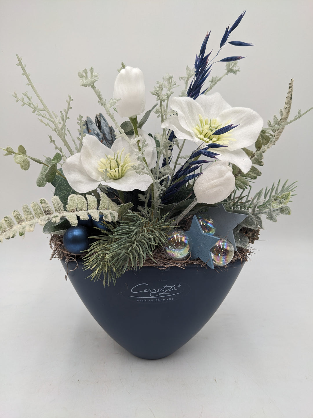 Wintergesteck Christrose Gräser blau weiss